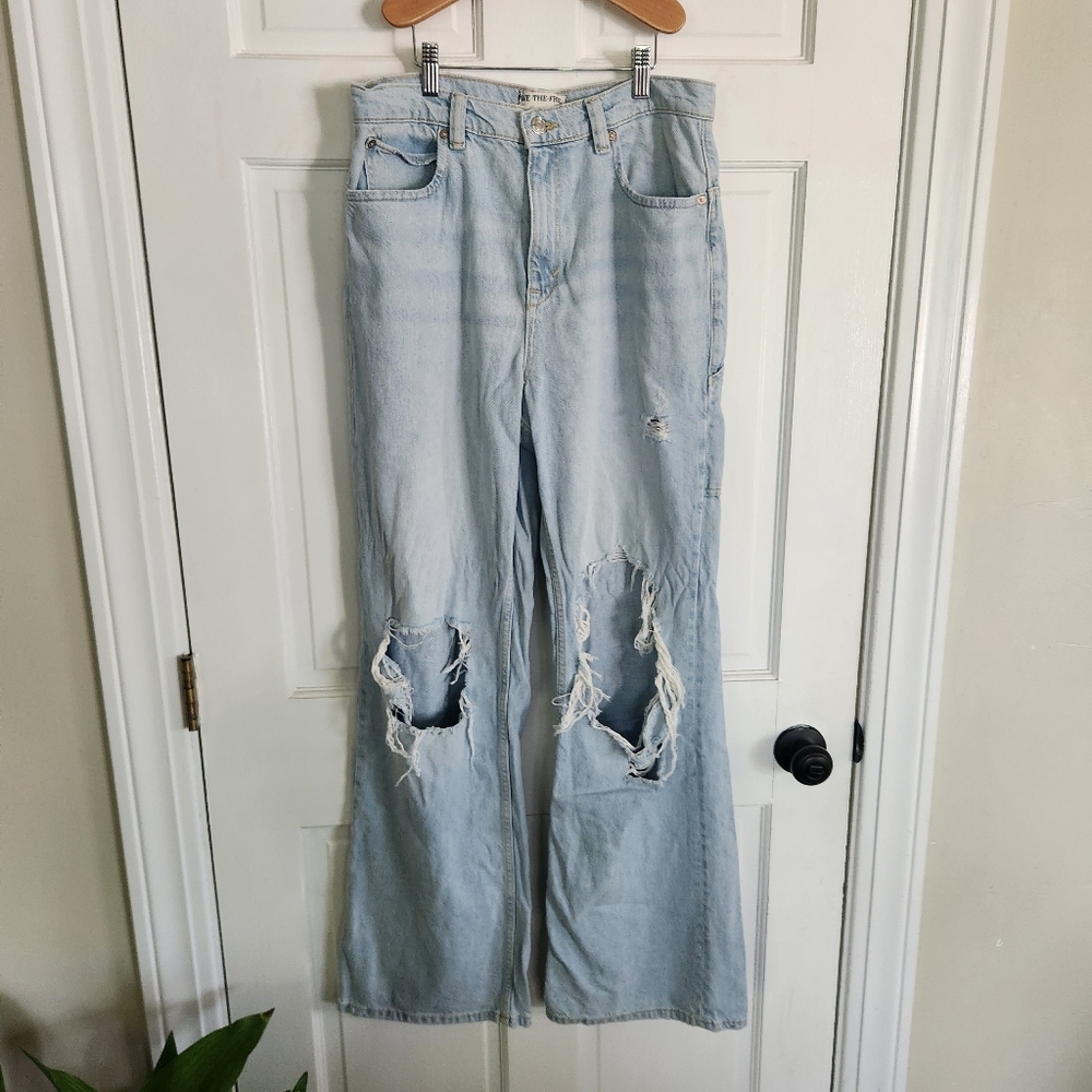Free People We The Free Tinsley Baggy Ripped Boyfriend Jeans - Light Wash - Picture 5 of 14
